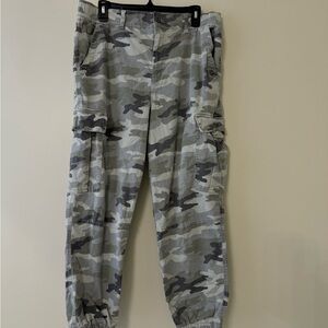 American eagle women’s grey camo cargo pants